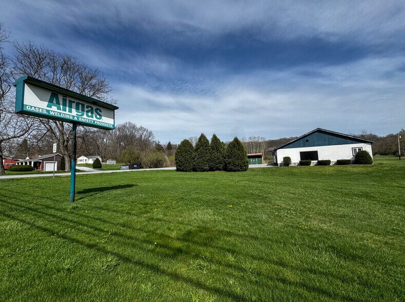 Primary Photo Of 33 Transport Dr, Bennington Freestanding For Sale