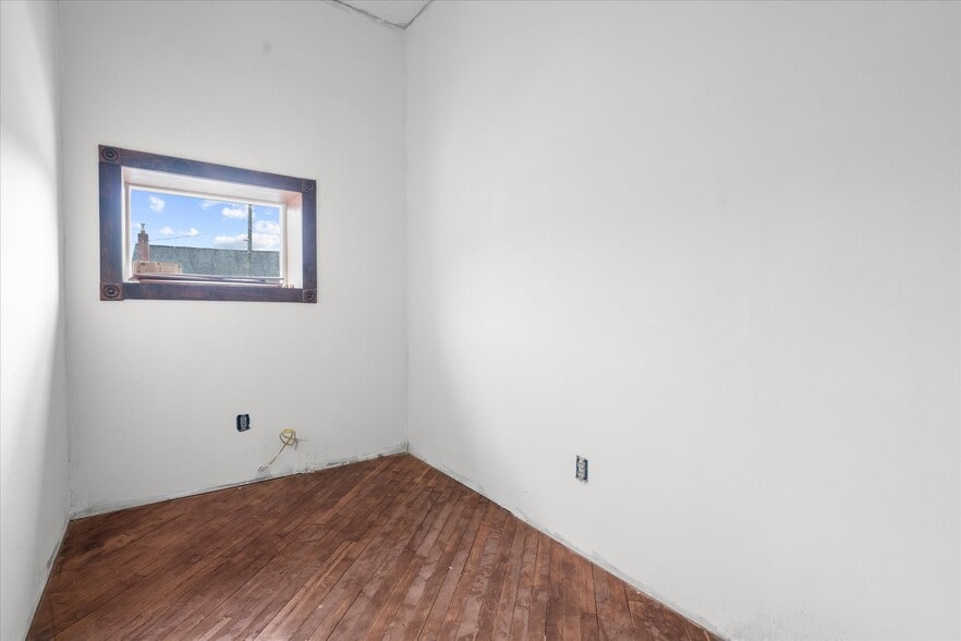 More Photos Of 102 S Richmond St, Fleetwood Warehouse For Sale