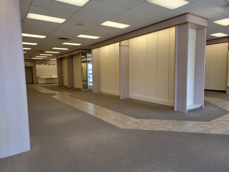 More Photos Of 61600-61690 Southgate Rd, Cambridge Unknown For Lease