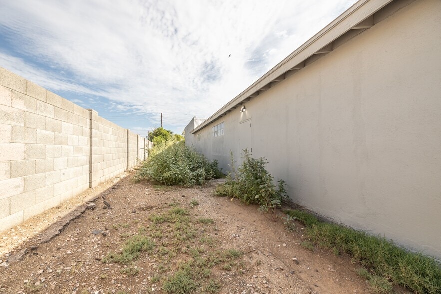 More Photos Of 2423 W Campbell Ave, Phoenix Warehouse For Sale