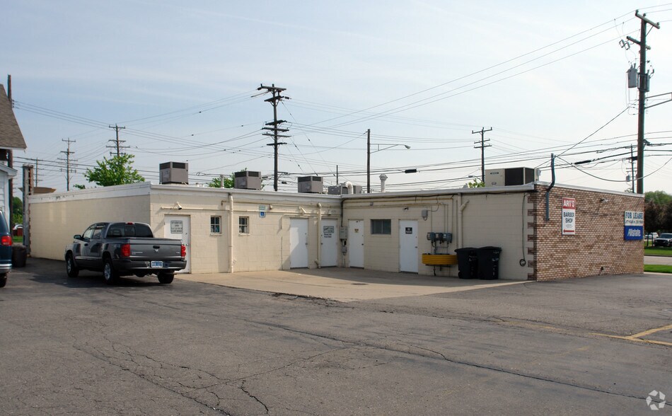 More Photos Of 16744-16750 E 14 Mile Rd, Fraser Freestanding For Lease
