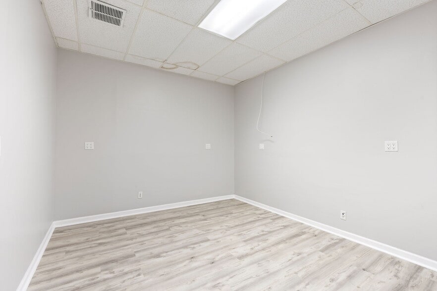 More Photos Of 1293 Clove Rd, Staten Island Office For Lease