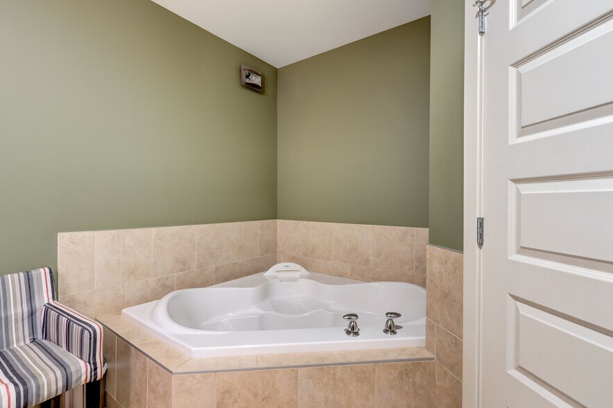 More Photos Of 1812 14A St SW, Calgary Office Residential For Sale