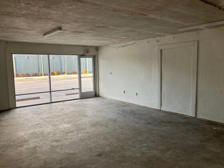 More Photos Of 12691-12695 Mcgregor Blvd, Fort Myers Unknown For Lease