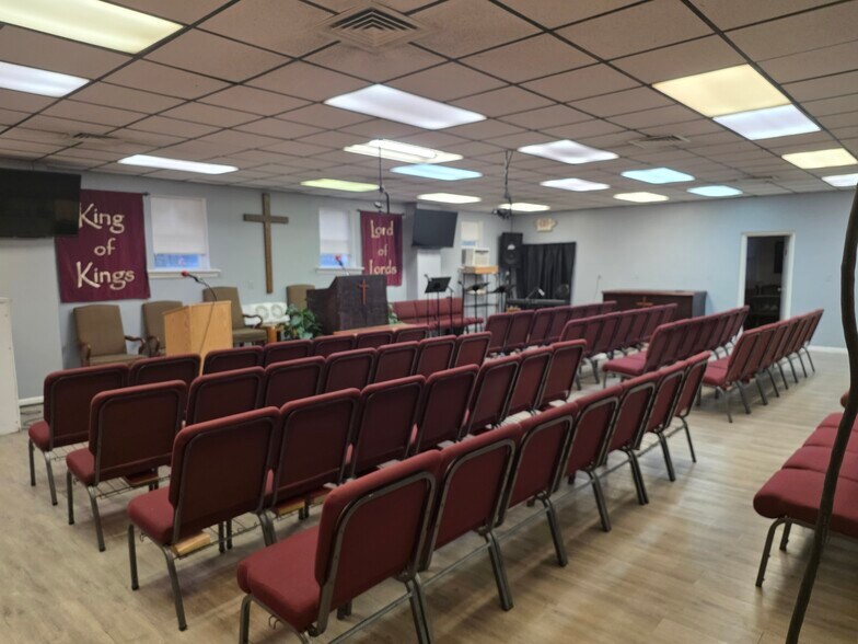 More Photos Of 216 W Hampton Ave, Capitol Heights Light Distribution For Sale