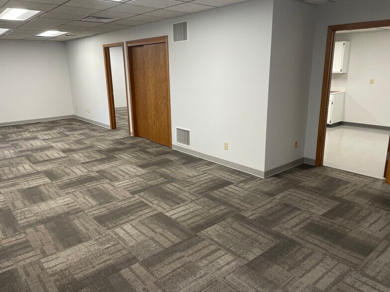 More Photos Of 555 S Industrial Dr, Hartland Office For Lease