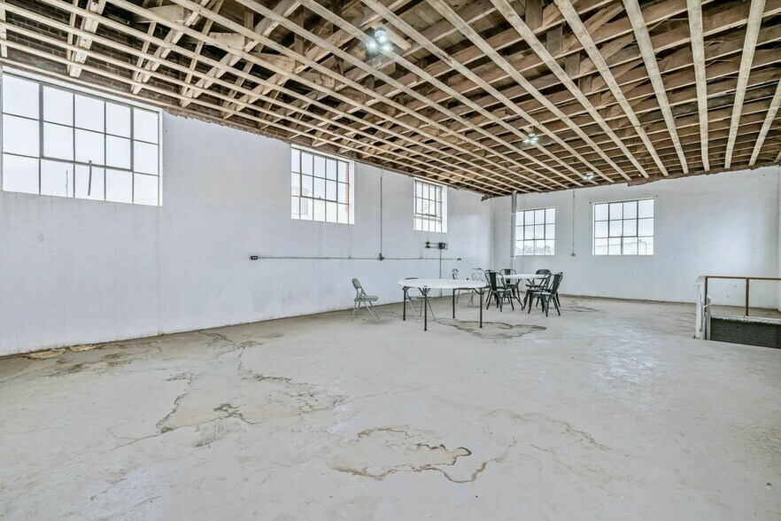 More Photos Of 701 SE 10th Ave, Amarillo Bar For Sale