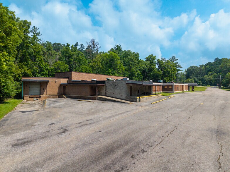 More Photos Of 700 Channel Ln, Marietta Light Distribution For Lease