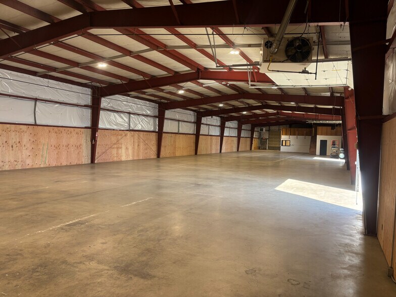 More Photos Of 250 SE Booth Bend Rd, McMinnville Manufacturing For Lease