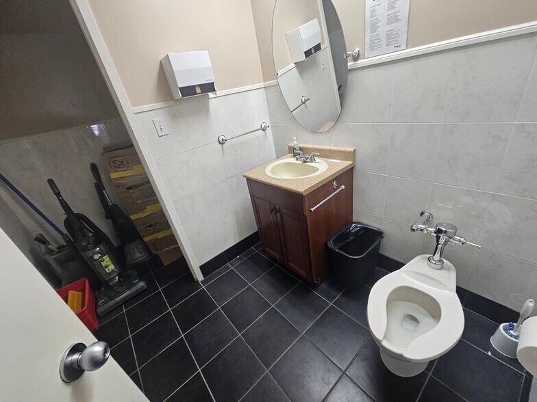 More Photos Of 30 Ridgeway Cir, Woodstock Office For Sale