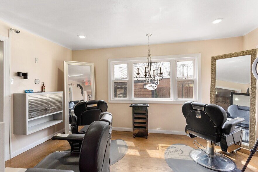 More Photos Of 565 S Meridian Rd, Youngstown Freestanding For Sale