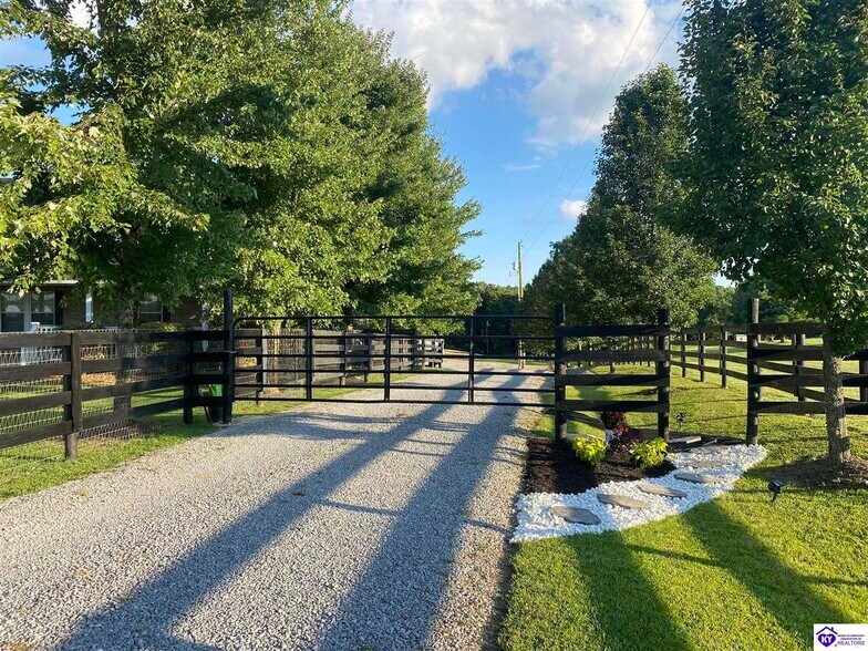 More Photos Of 441 Knob View Rd, Russell Springs Horse Stables For Sale