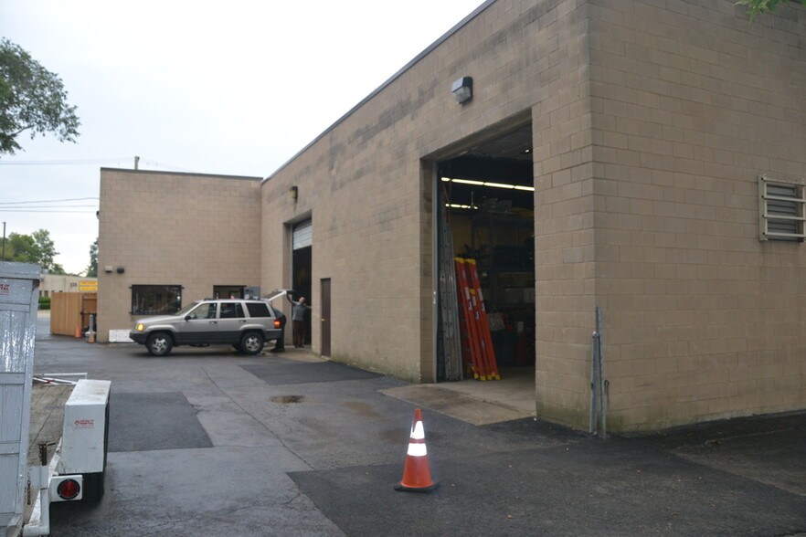 More Photos Of 318 N Milwaukee Ave, Wheeling Storefront For Lease