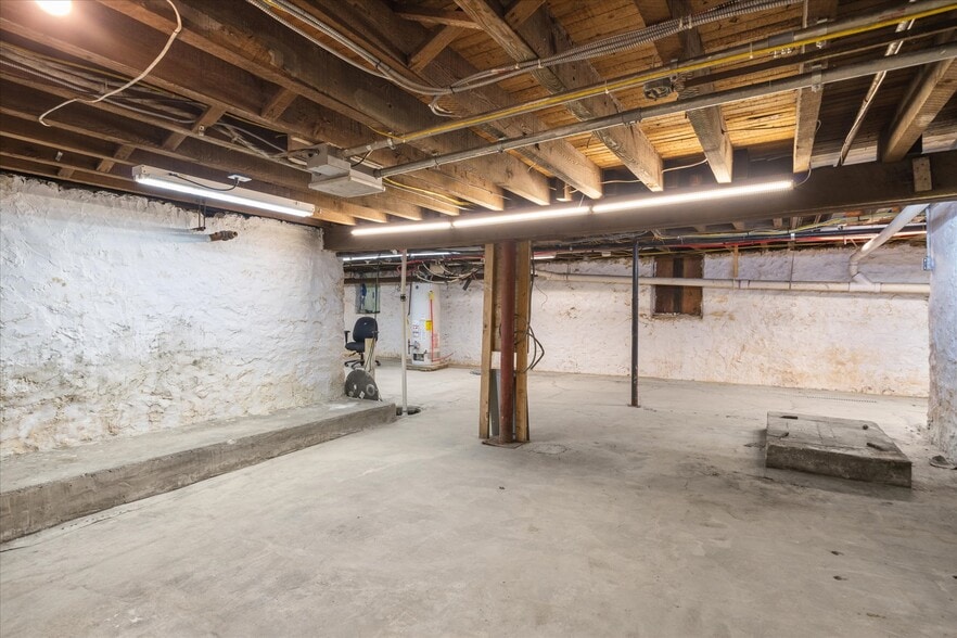 More Photos Of 102 S Richmond St, Fleetwood Warehouse For Sale