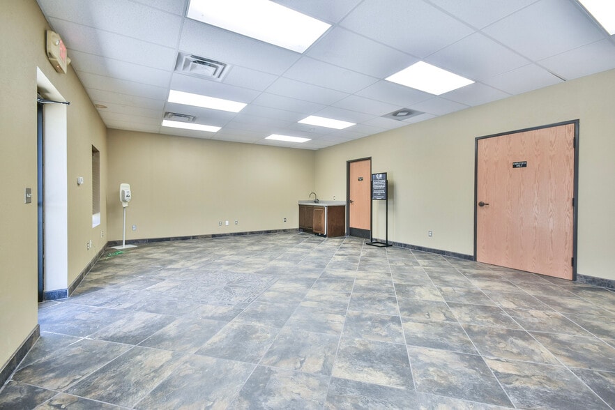 More Photos Of 1401 W Main St, Duncan Flex For Lease