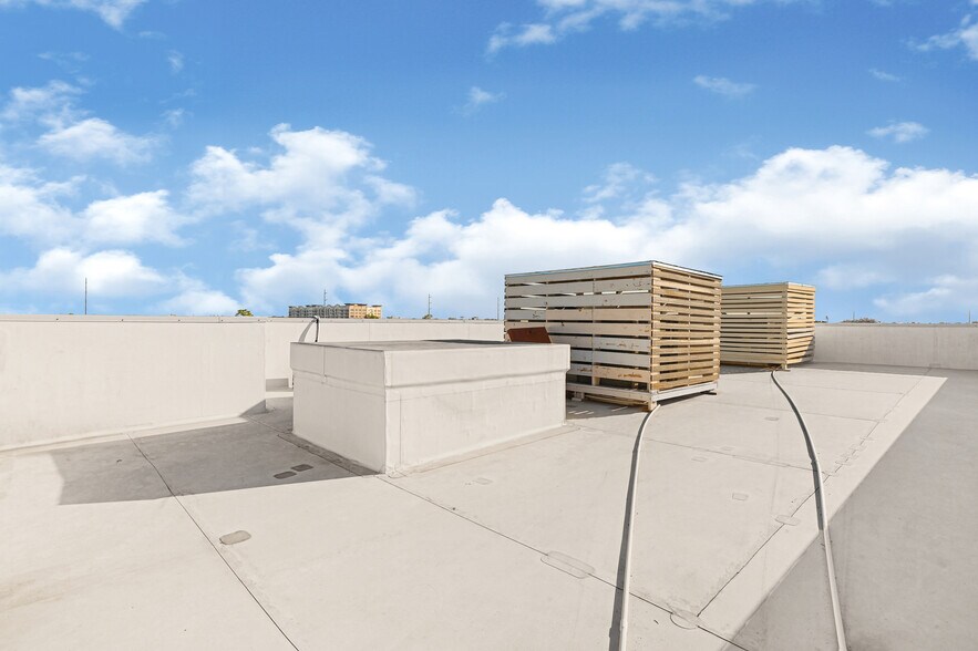 More Photos Of 1511 W 12th St, Houston Office For Sale