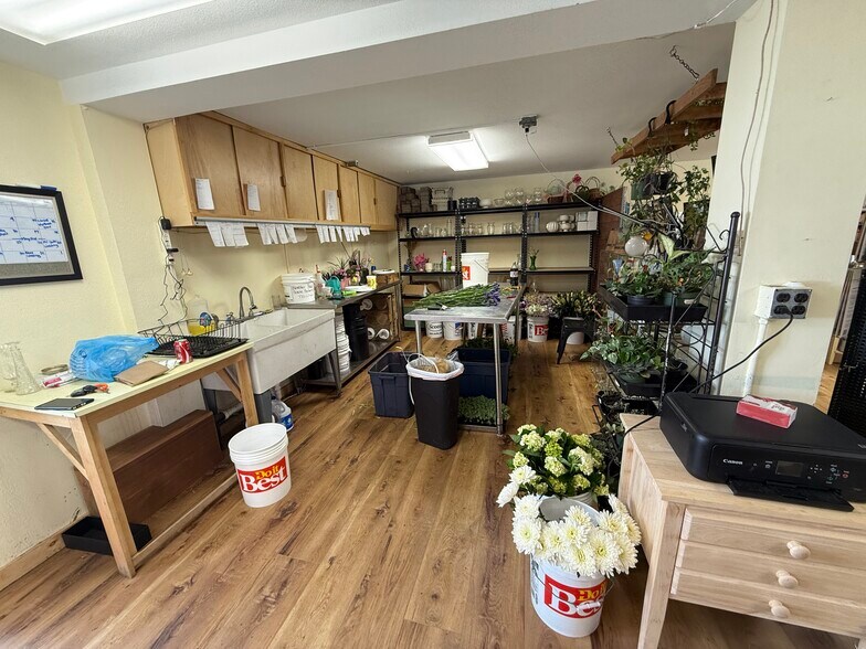 More Photos Of 307 N Nordic Dr, Petersburg Storefront For Sale