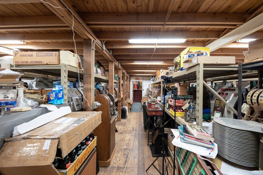 More Photos Of 890 Lake Ave, Woodstock General Retail For Sale