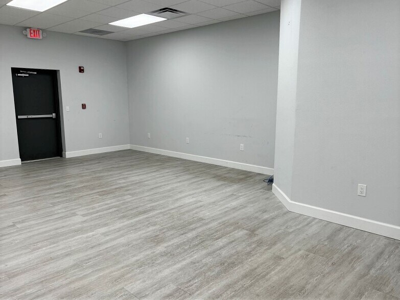 More Photos Of 6850 Cross Bayou Dr, Seminole Manufacturing For Lease