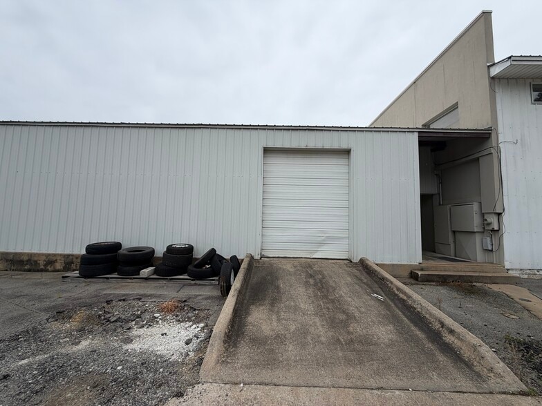 More Photos Of 18525 I-30 Hwy, Benton Showroom For Sale
