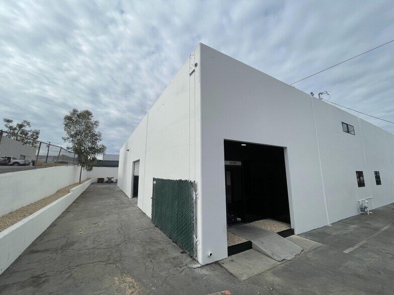 More Photos Of 2659-2661 Junipero Ave, Signal Hill Warehouse For Lease