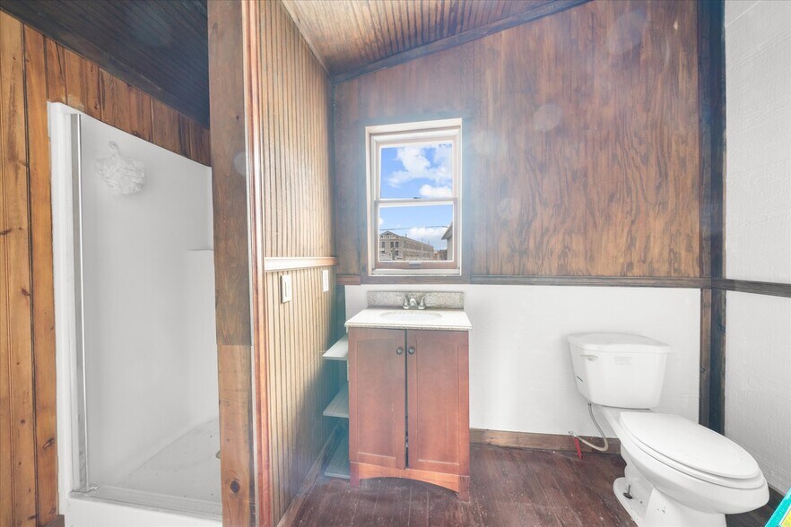 More Photos Of 102 S Richmond St, Fleetwood Warehouse For Sale