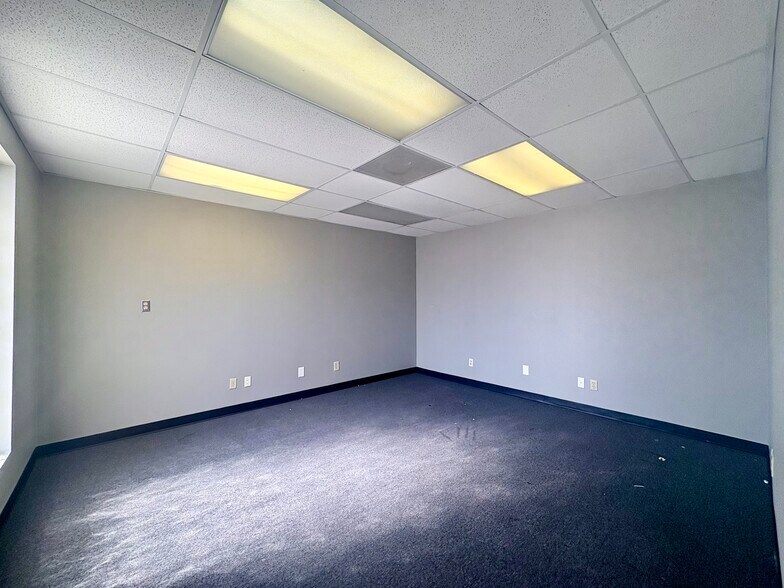 More Photos Of 9361 Winkler Dr, Houston Light Distribution For Lease