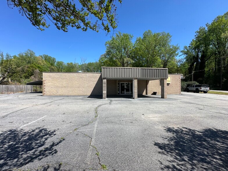 More Photos Of 328 Dupont Dr, Greenville Flex For Sale