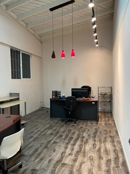 More Photos Of 1329-1333 Santee St, Los Angeles Storefront For Lease
