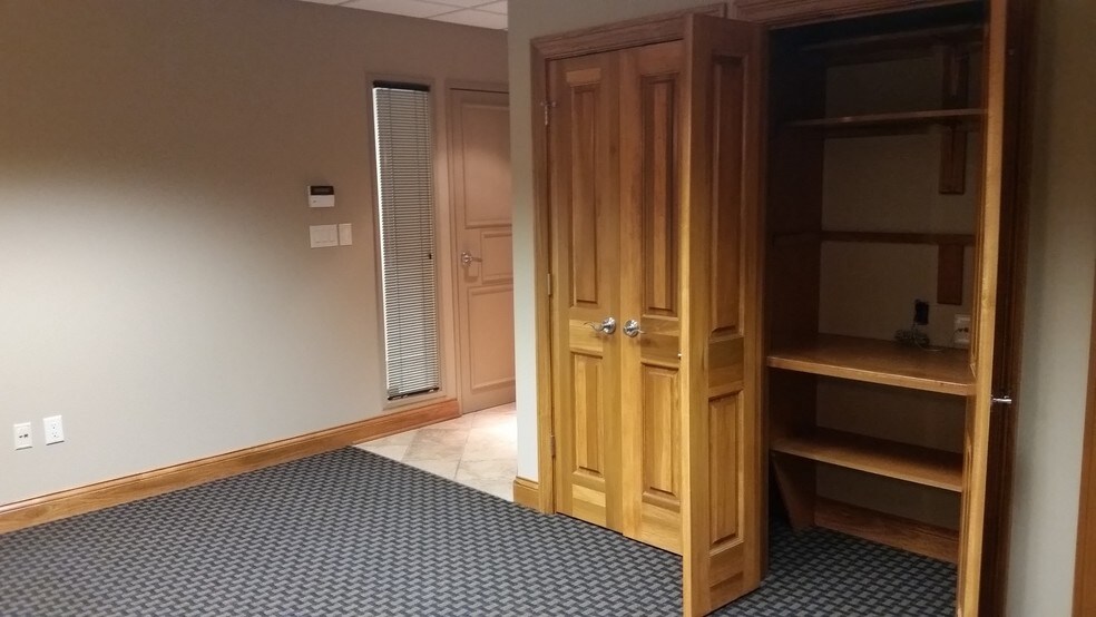 More Photos Of 10412 Allisonville Rd, Fishers Office For Sale