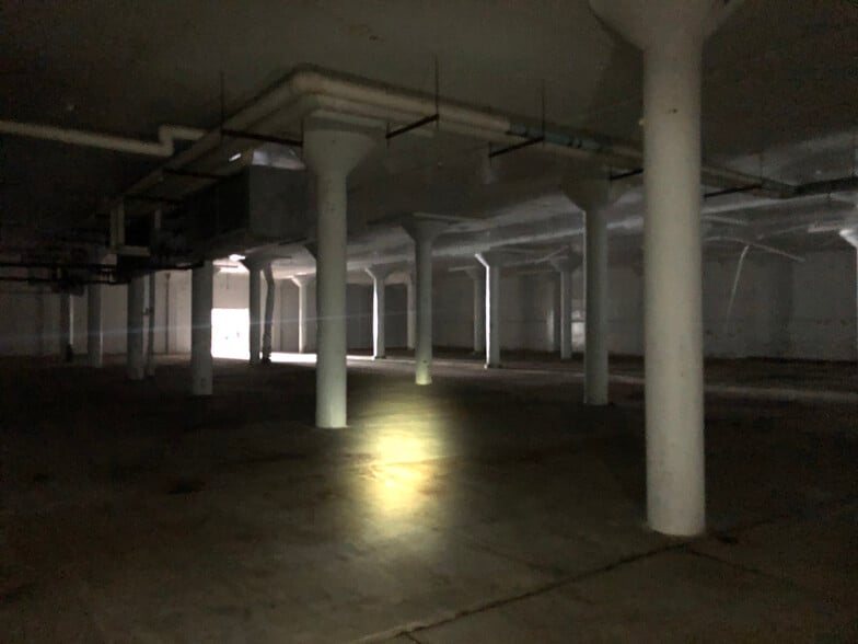 More Photos Of 5025 S 33rd St, Omaha Warehouse For Sale