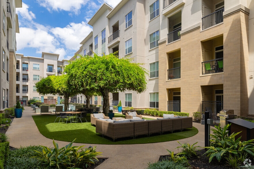 More Photos Of 12808 Queensbury Ln, Houston Apartments For Lease