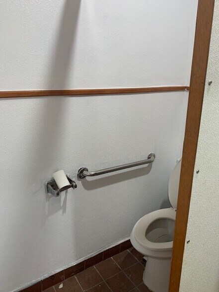 More Photos Of 2706 Samuell Blvd, Dallas Storefront For Lease