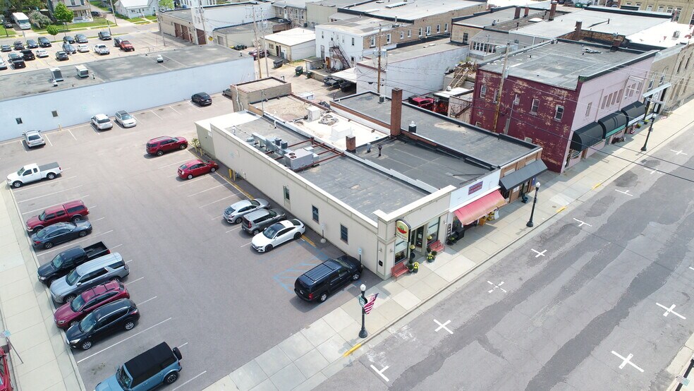 More Photos Of 618 Oak St, Baraboo General Retail For Sale