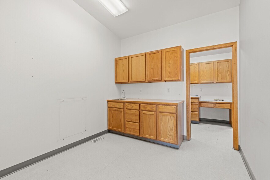 More Photos Of 20 3rd Ave, Longmont Medical For Sale