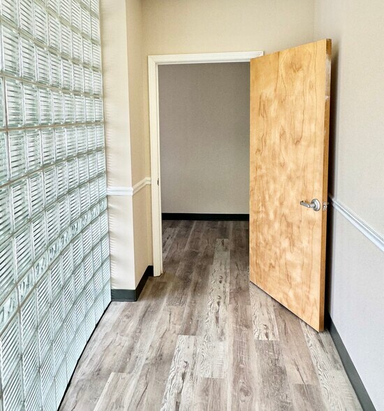 More Photos Of 130 N Gross Rd, Kingsland Medical For Lease