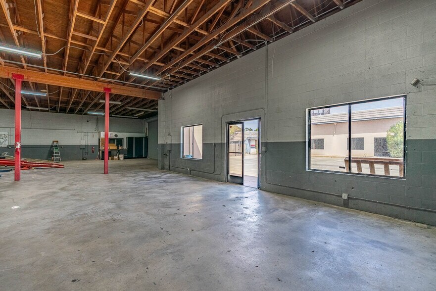 More Photos Of 39126-39130 3rd St E, Palmdale Service For Sale