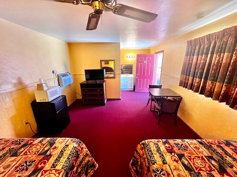 More Photos Of 215 N Broadway St, Post Hotel For Sale