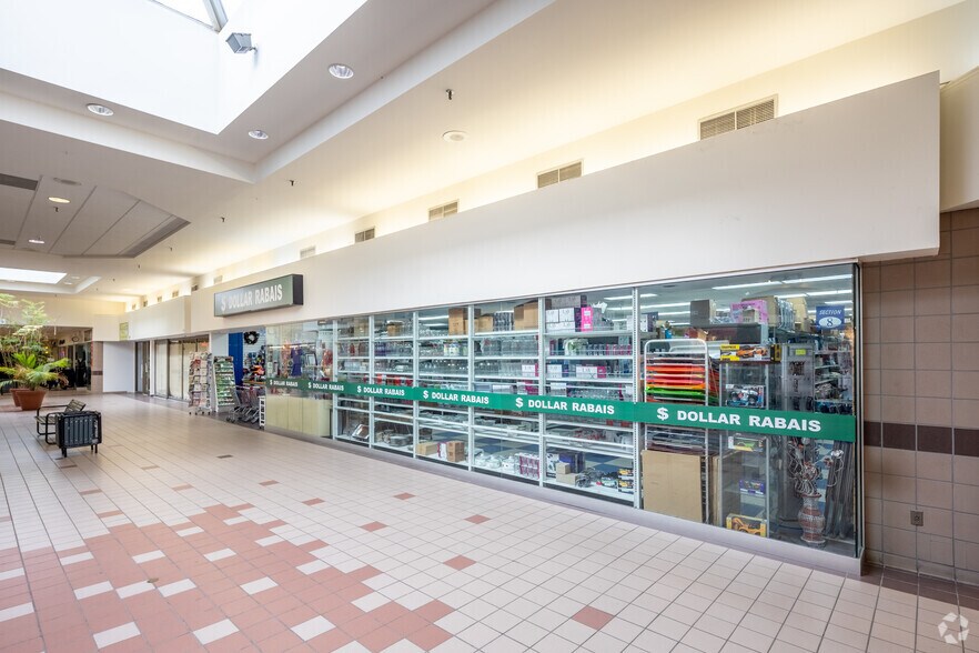 More Photos Of 740 Boul de la Côte-Vertu, Montréal Freestanding For Lease