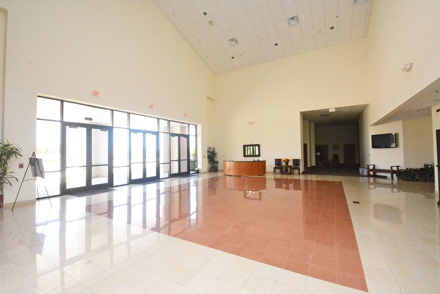 More Photos Of 8955 South Fwy, Houston Schools For Lease