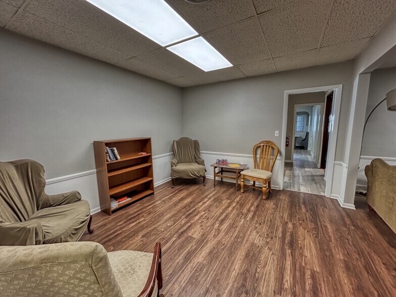 More Photos Of 300 4th St, Elyria Office Residential For Lease