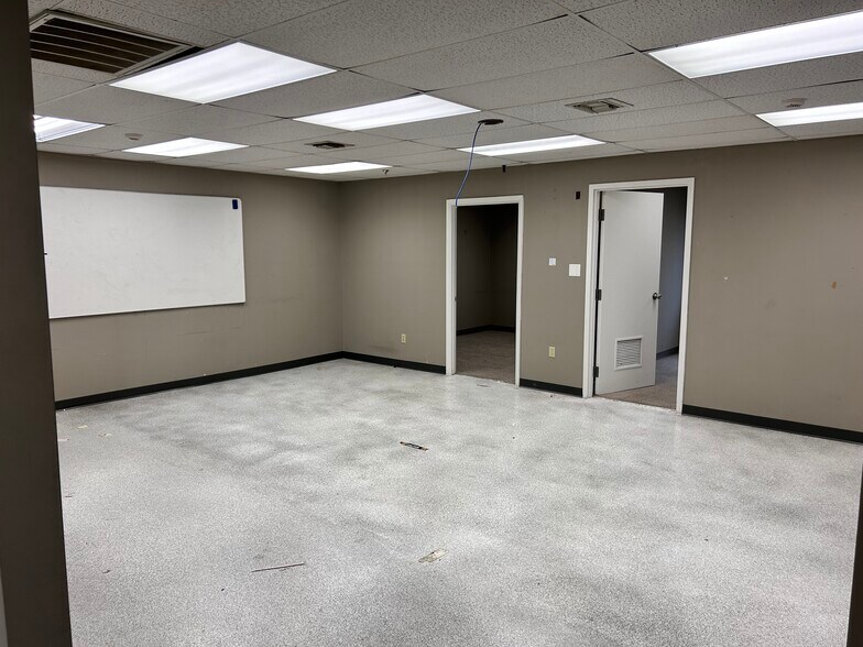 More Photos Of 526-540 Enterprise Dr, Erlanger Light Manufacturing For Lease