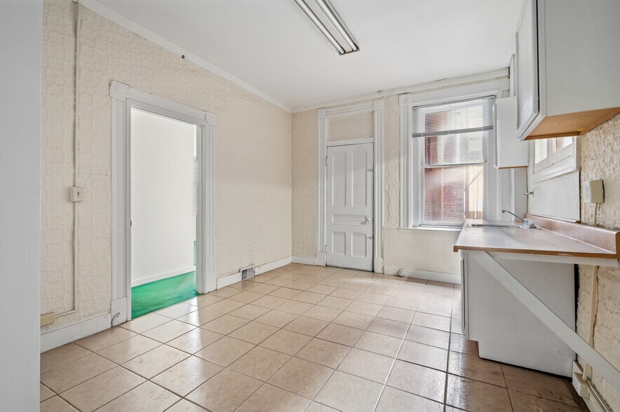 More Photos Of 23 Bedford Sq, Pittsburgh Storefront Retail Residential For Lease