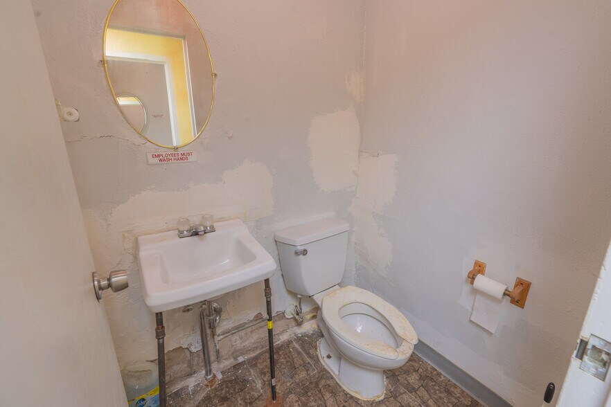 More Photos Of 1717 S Broad St, Philadelphia Storefront For Lease