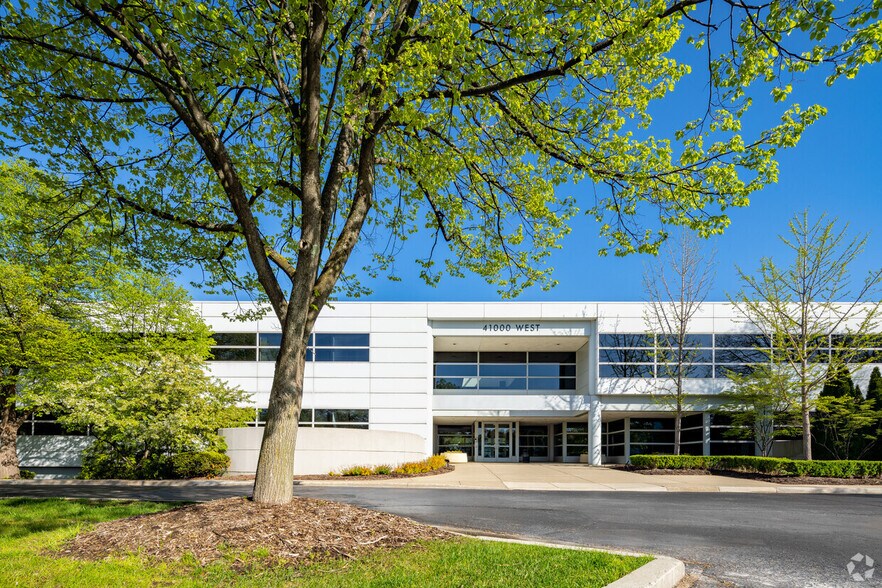More Photos Of 41000 Woodward Ave, Bloomfield Hills Office For Lease