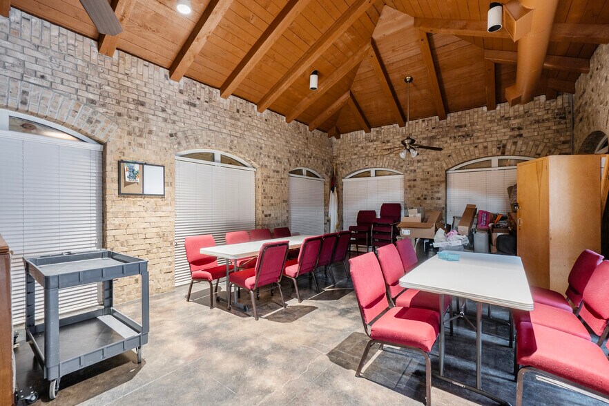 More Photos Of 660 S Zang Blvd, Dallas Office For Lease