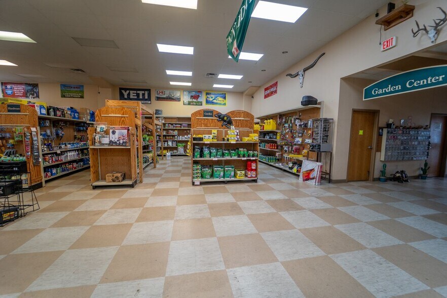 More Photos Of 610 E End St, Goliad General Retail For Sale