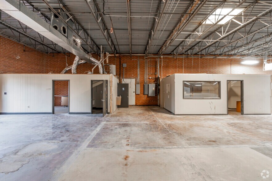 More Photos Of 619-627 Anderson St, Charlotte Light Distribution For Lease