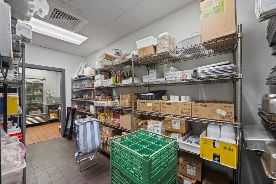 More Photos Of 514 NW Dixie Hwy, Stuart General Retail For Sale