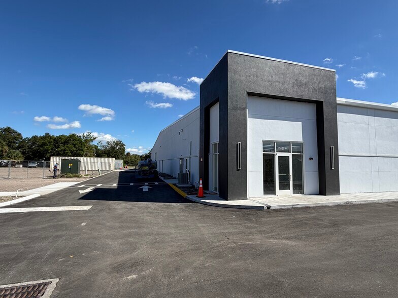 More Photos Of 5700 E Colonial Dr, Orlando General Retail For Lease